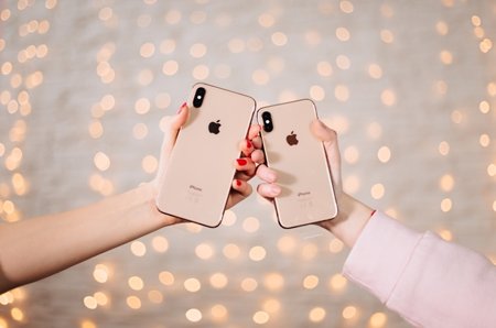 Сірий або білий iPhone