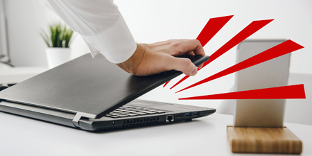 Аккуратное обращение с крышкой лэптопа