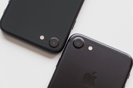 вид позаду iPhone SE 2022 року та iPhone SE 2020 року