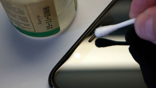 Очищення динаміка ватною паличкою