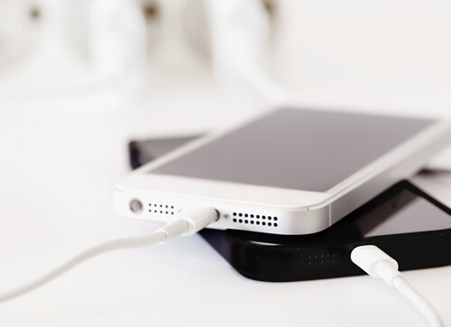 Зарядка Айфона вночі