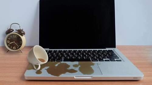 Пролита кава на Мас