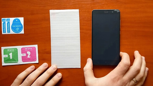 Поклейка захисного скла на телефон