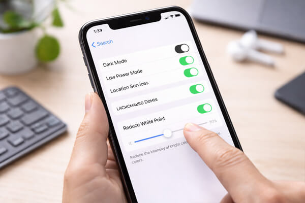 Налаштування iPhone для економії батареї — Dark Mode, Low Power Mode та Location Services