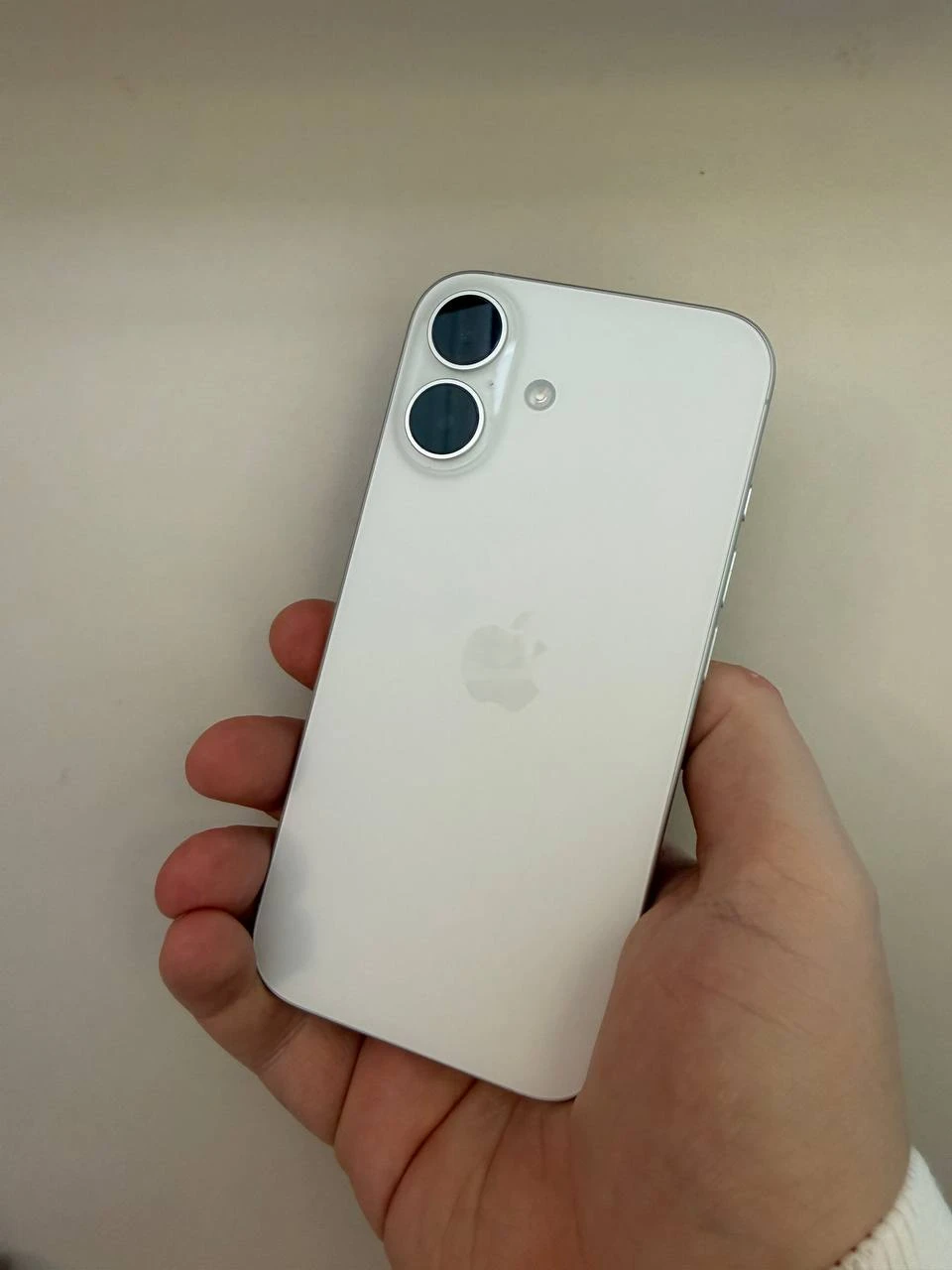 Б/У Apple iPhone 16 256GB White (Как новый) (MYEF3)