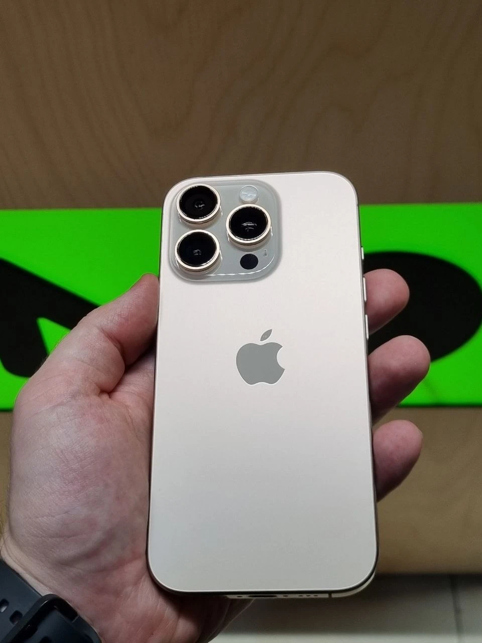 Б/У Apple iPhone 16 Pro 256GB Desert Titanium (Хорошее состояние) (MYNK3)