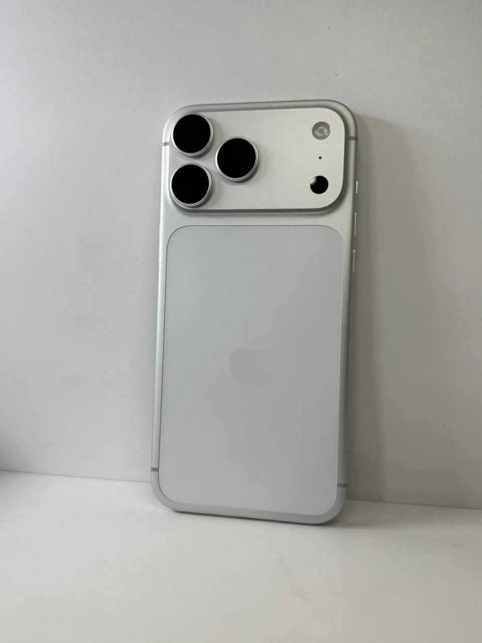 Б/У Apple iPhone 17 Pro Max 256GB Silver (Хорошее состояние) (MFYM4)