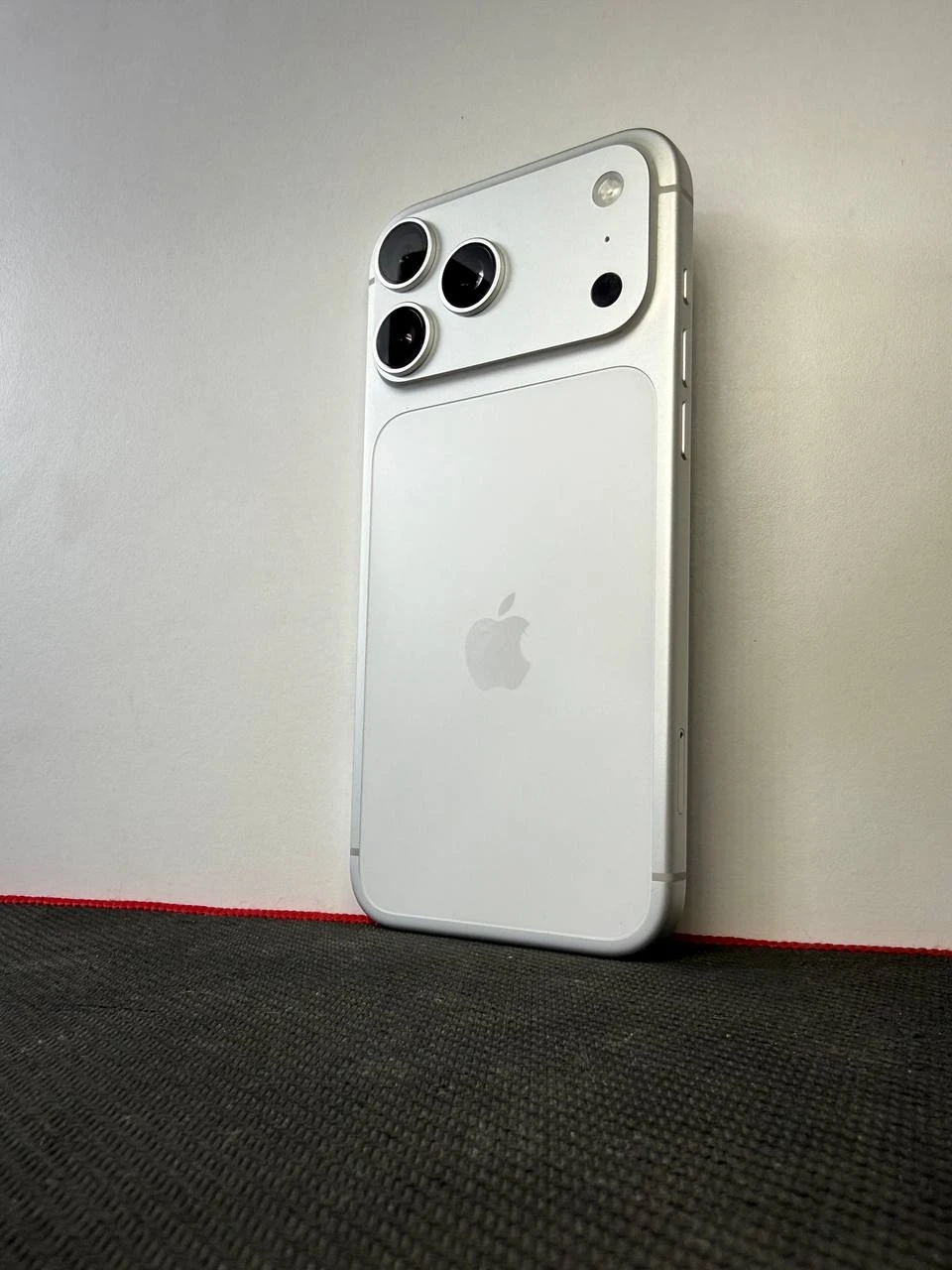 Б/У Apple iPhone 17 Pro Max 512GB Silver (Хорошее состояние) (MFYQ4)
