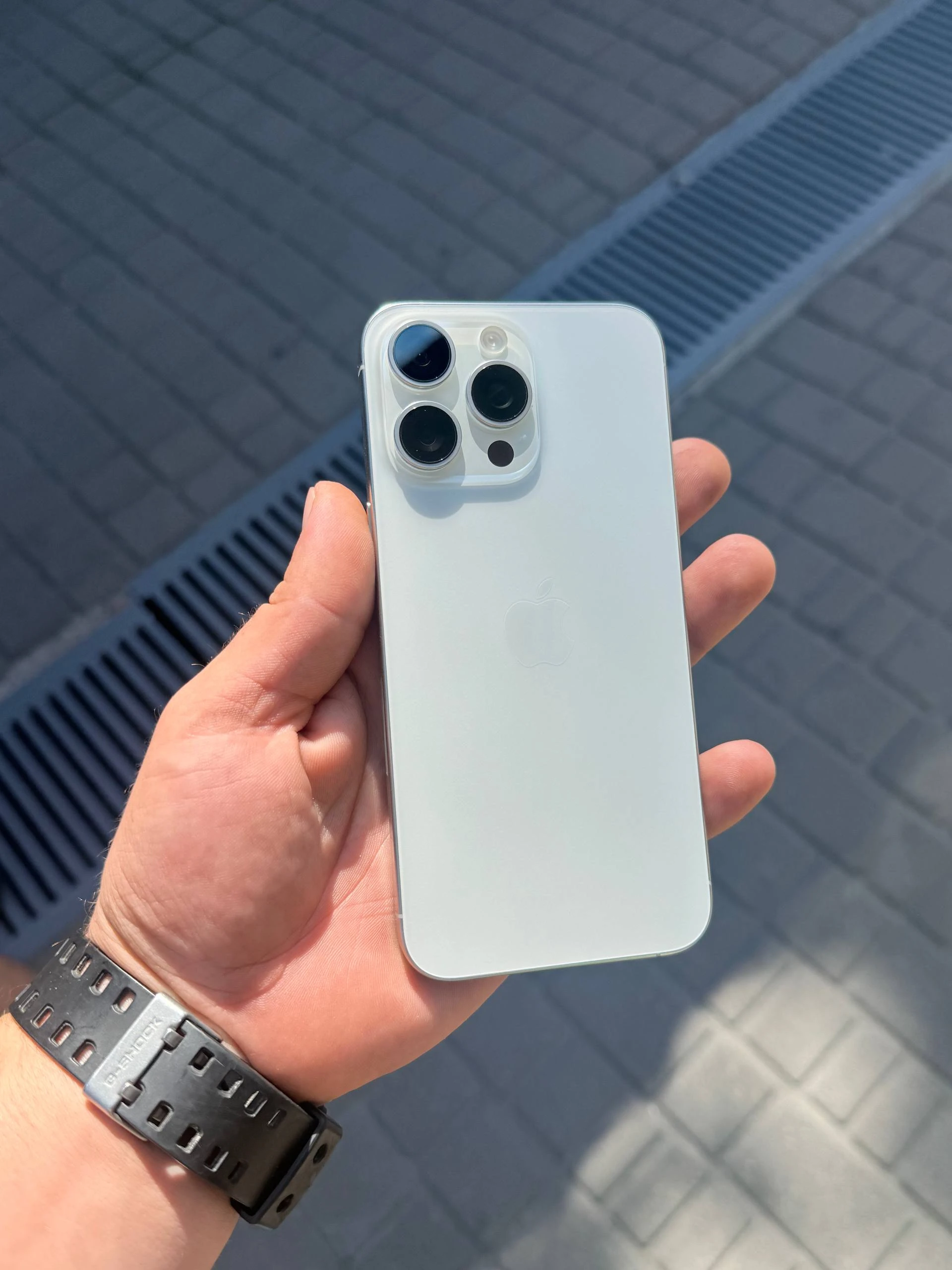 Б/У Apple iPhone 15 Pro Max 256GB eSIM White Titanium (Следы использования)