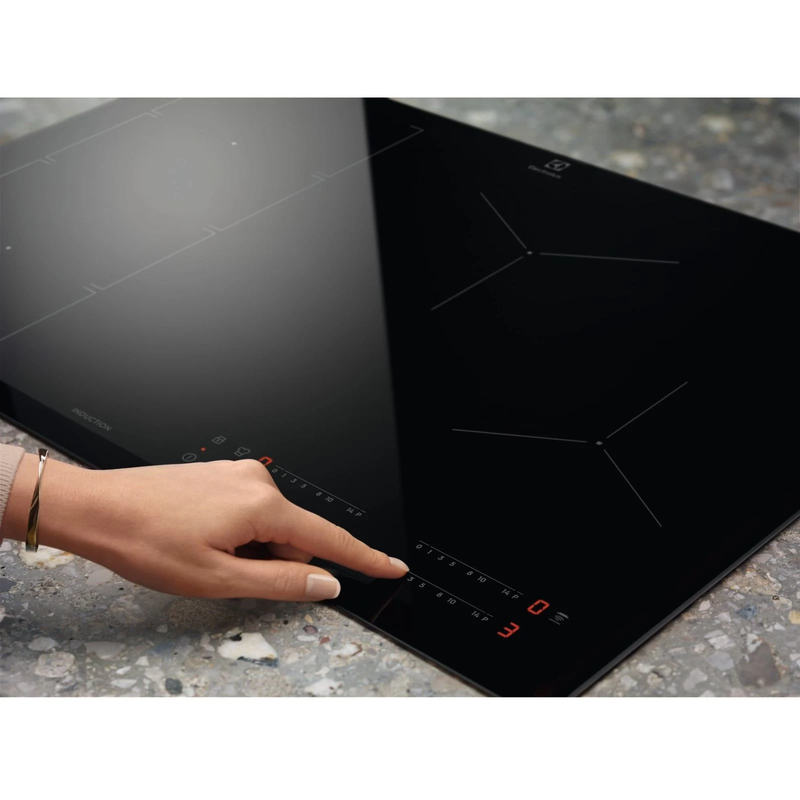 Electrolux CIV634 Діаметр і потужність конфорок Передня права 1.4/2.5 кВт, Передня ліва 2.3/3.2 кВт, Задня ліва 2.3/3.2 кВт, Задня права 1.8/2.8 кВт