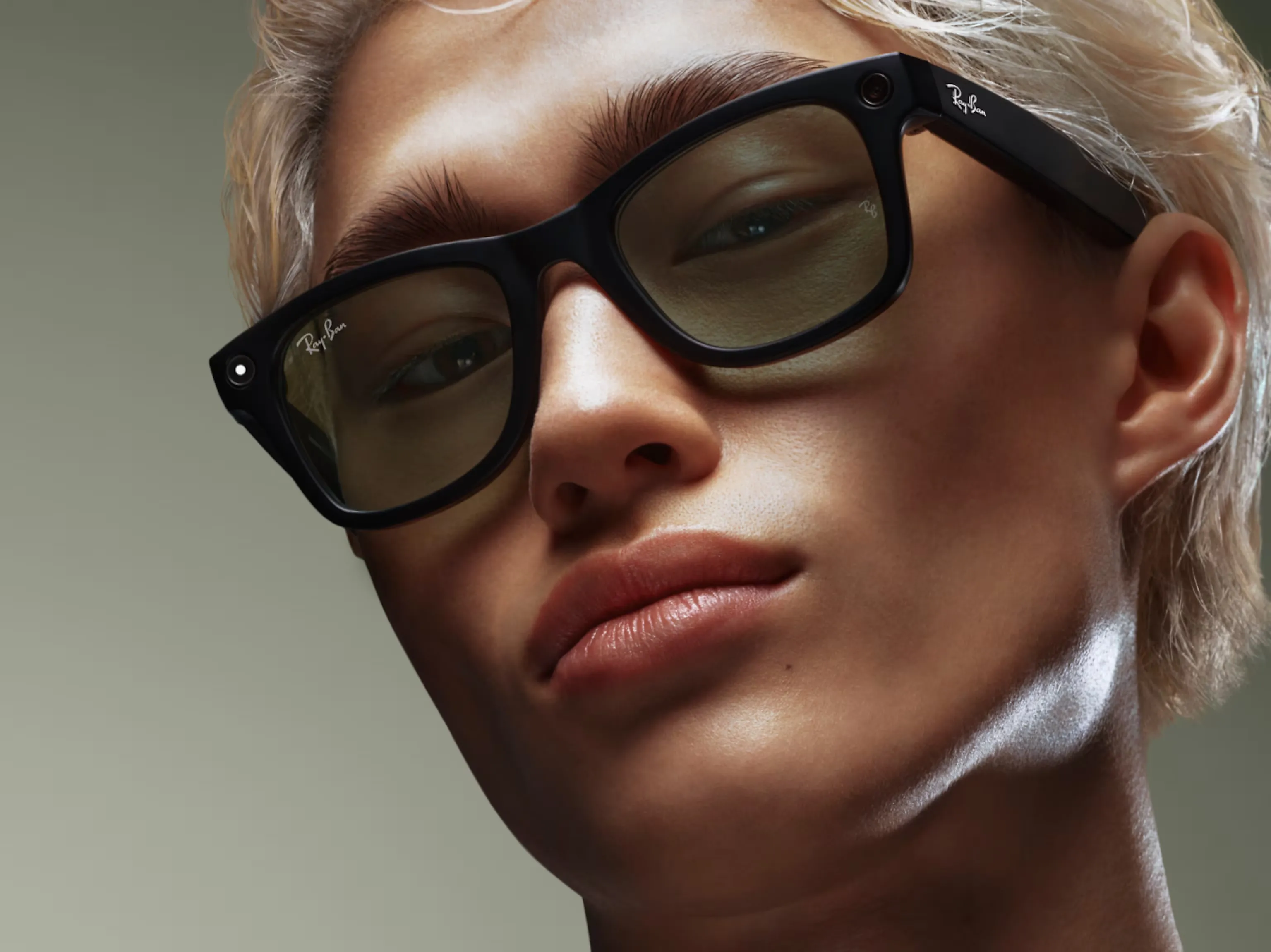 Смарт-очки Ray-Ban Meta Wayfarer Large Matte Black/Clear to Graphite Green Transitions (RW4008 601S1M 53-22)