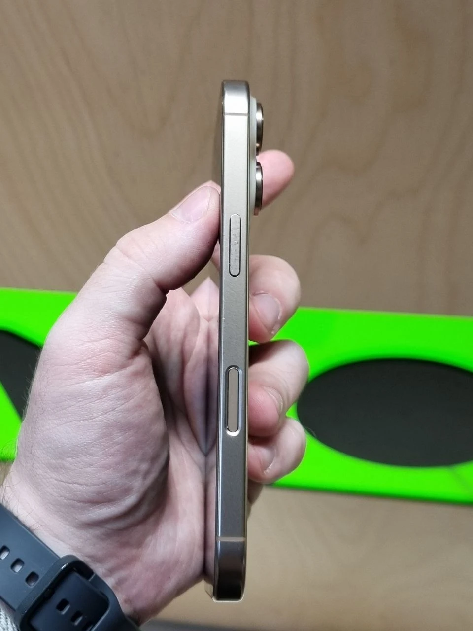 Б/В Apple iPhone 16 Pro 256GB Desert Titanium (Хороший стан) (MYNK3) Акумулятор 90%. Екран — багато